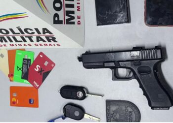 Assaltante morre por overdose durante roubo e é arremessado de carro por comparsa na Grande BH