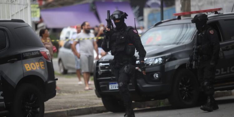 Bope utiliza arma de choque e imobiliza sequestrador que tentou se enforcar; entenda