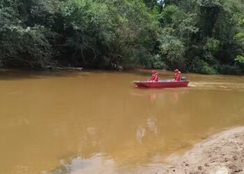 Bombeiros entram no 3º dia de buscas por menino de 10 anos desaparecido no Rio Lambari