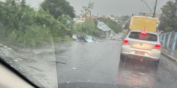 Chuva com ventania e granizo provoca alagamentos, queda de árvores e de outdoors em Divinópolis