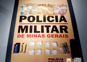 Mulher é presa por tráfico de drogas na BR-354 em Arcos