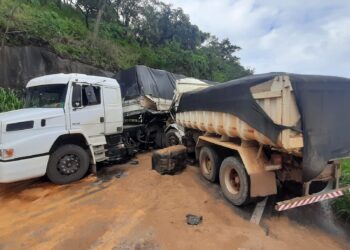 BR 354: Colisão entre carreta e caminhão deixa uma pessoa gravemente ferida em Formiga