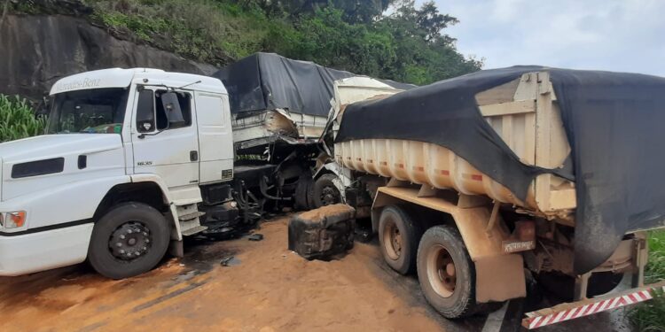 BR 354: Colisão entre carreta e caminhão deixa uma pessoa gravemente ferida em Formiga