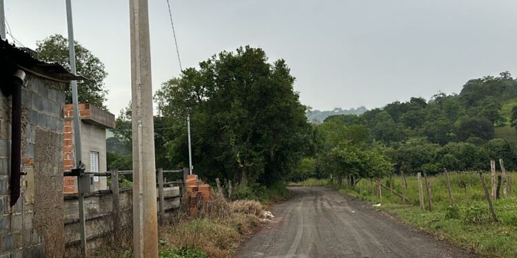 Córrego Fundo de Baixo ganha melhorias na estrada de acesso à ETE