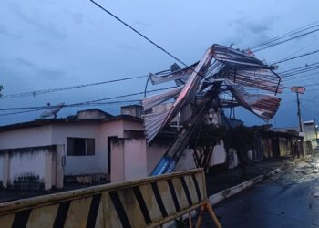 Bombeiros salvam pessoa presa em imóvel após ventania em Lagoa da Prata