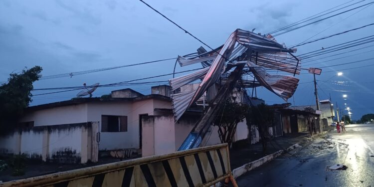 Bombeiros salvam pessoa presa em imóvel após ventania em Lagoa da Prata