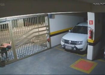 VÍDEO: Ladrão se espreme por fresta menor que um palmo para roubar moto e bicicleta em Divinópolis