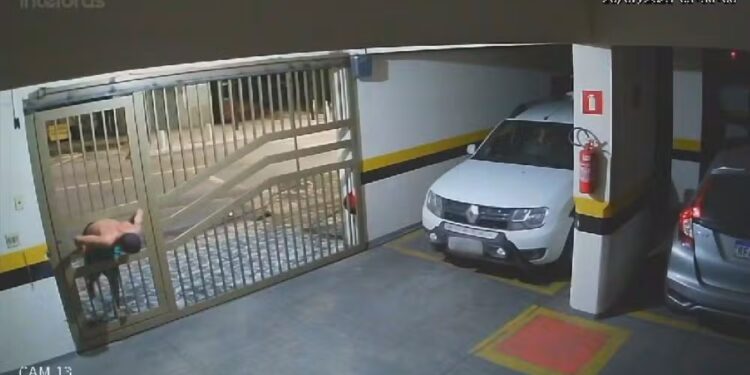 VÍDEO: Ladrão se espreme por fresta menor que um palmo para roubar moto e bicicleta em Divinópolis