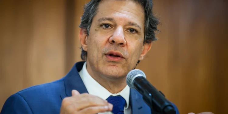 Ministro da Fazenda publica vídeo para desmentir taxação do Pix após repercussão nas redes sociais