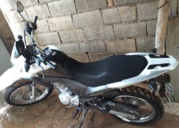 Dupla de criminosos armados rouba motociclista em Córrego Fundo; PM faz buscas pelos suspeitos