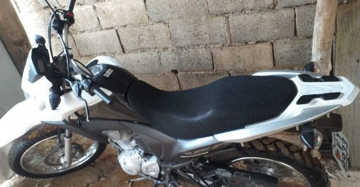 Dupla de criminosos armados rouba motociclista em Córrego Fundo; PM faz buscas pelos suspeitos