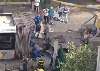 Ônibus articulado parte ao meio em avenida da Zona Leste de SP