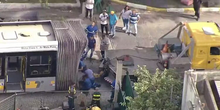 Ônibus articulado parte ao meio em avenida da Zona Leste de SP