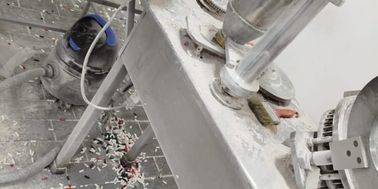 Açúcar refinado, chocolate granulado e itens vencidos foram encontrados em Fábrica clandestina de suplementos em Formiga