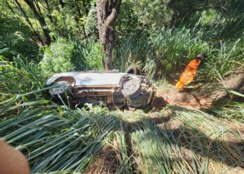 Colisão na MG-050 deixa veículo em ribanceira e mobiliza equipes de resgate