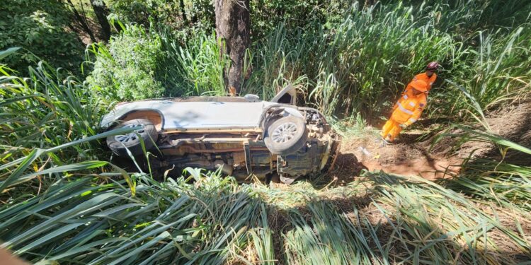 Colisão na MG-050 deixa veículo em ribanceira e mobiliza equipes de resgate