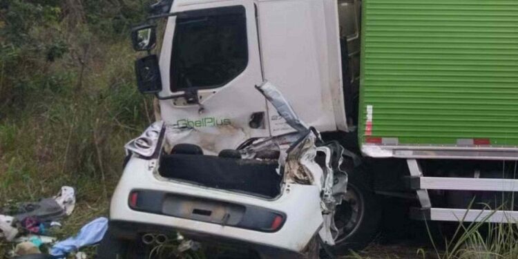 Três pessoas morrem em batida entre carro e caminhão na BR-040