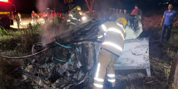 Irmãos morrem em capotamento e incêndio de carro em rodovia de MG