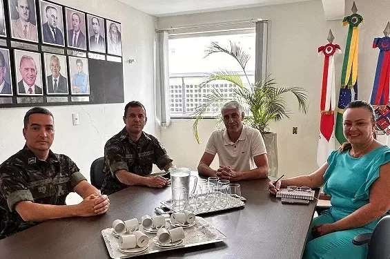 Prefeito de Formiga se reúne com instrutores do Tiro de Guerra para tratar de futuras melhorias