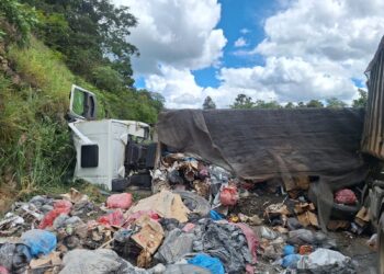 Caminhão tomba duas vezes e interdita BR-354 em Formiga