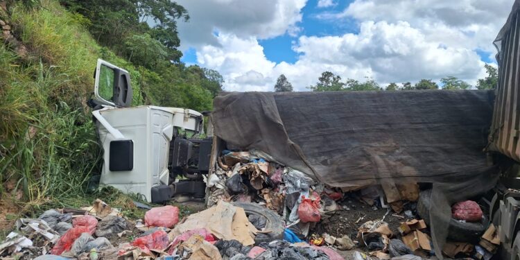 Caminhão tomba duas vezes e interdita BR-354 em Formiga