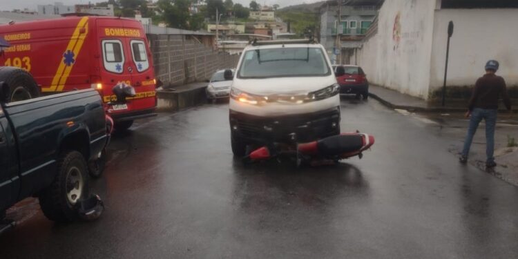 Colisão entre motocicleta e carro deixa uma pessoa ferida no bairro Nossa Senhora de Lourdes