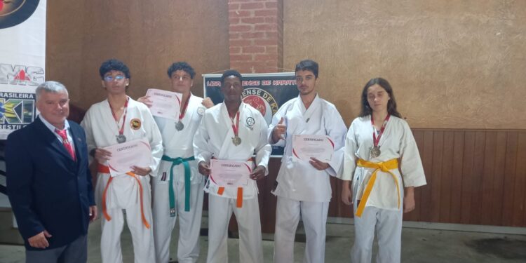 Atletas do Dojo Kélcio se destacam no Campeonato Mineiro de Karatê 2024