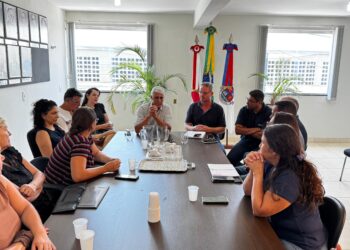 Pagamento de insalubridade para serventes escolares é tema de reunião no Gabinete Municipal