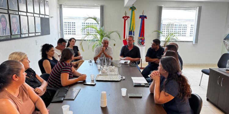 Pagamento de insalubridade para serventes escolares é tema de reunião no Gabinete Municipal