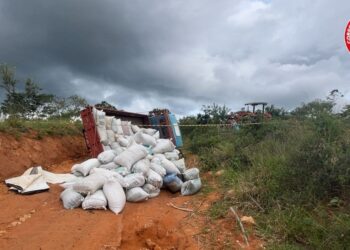 Caminhão tomba e mata um em estrada vicinal de Camacho