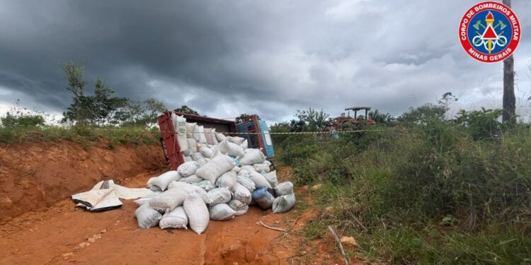 Caminhão tomba e mata um em estrada vicinal de Camacho