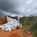 Caminhão tomba e mata um em estrada vicinal de Camacho