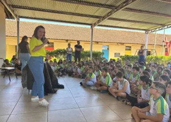 Ação educativa sobre combate à dengue, zika e chikungunya é realizada na Escola Municipal Paulo Barbosa em Formiga