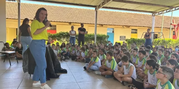 Ação educativa sobre combate à dengue, zika e chikungunya é realizada na Escola Municipal Paulo Barbosa em Formiga