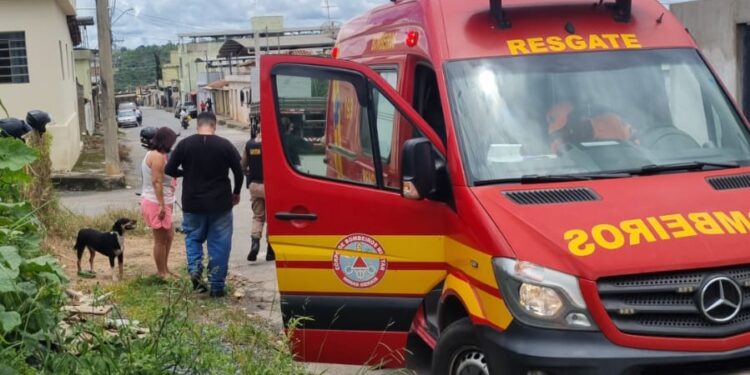 Motociclista fica ferido após colisão com carro no bairro Souza e Silva, em Formiga