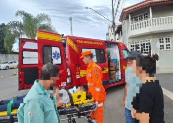 Batida entre carro e moto deixa motociclista ferida na Avenida  Marciana Rita de Souza, em Arcos