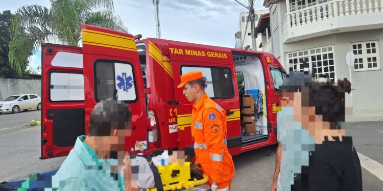 Batida entre carro e moto deixa motociclista ferida na Avenida  Marciana Rita de Souza, em Arcos
