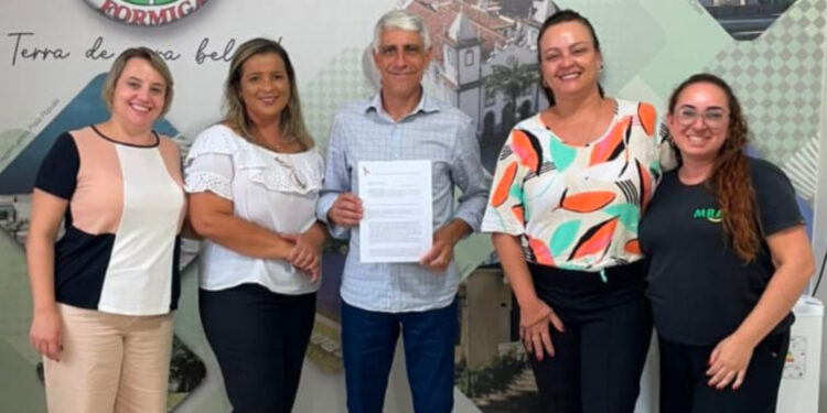 Mães atípicas entregam carta aberta ao prefeito de Formiga com reivindicações