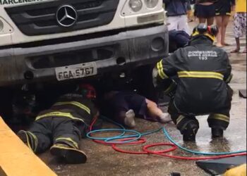 Motociclista fica preso embaixo de caminhão após acidente em Itajubá