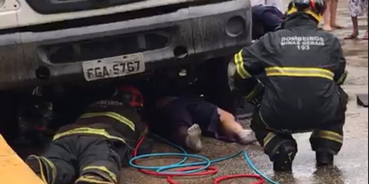 Motociclista fica preso embaixo de caminhão após acidente em Itajubá