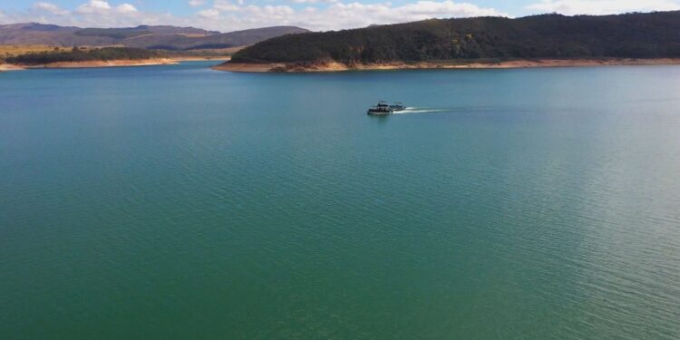 Represa de Furnas volta a registrar nível mínimo para geração de energia e turismo