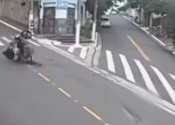 Idoso morre atropelado por motociclista que “dava grau” em moto; Veja as imagens