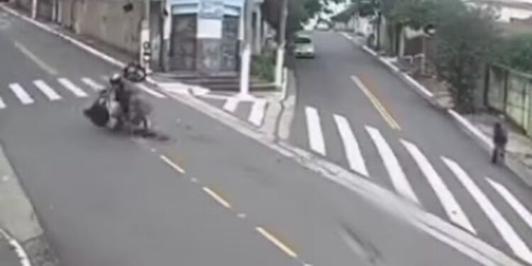 Idoso morre atropelado por motociclista que “dava grau” em moto; Veja as imagens