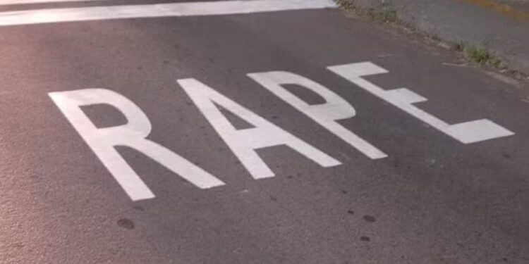 ‘RAPE’: erro em pintura de sinalização de trânsito vira piada entre moradores no interior de MG