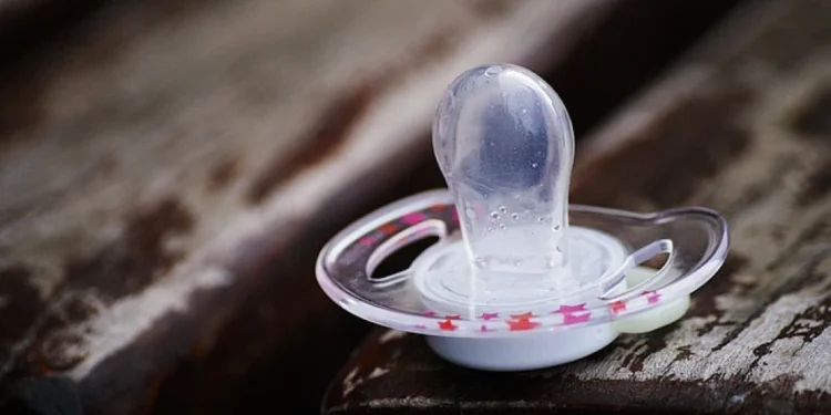 Enfermeiro que deixou chupeta presa com esparadrapo na boca de bebê é demitido