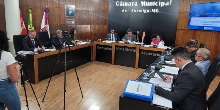 Câmara de Formiga aprova  projetos e pede providências para problemas da cidade