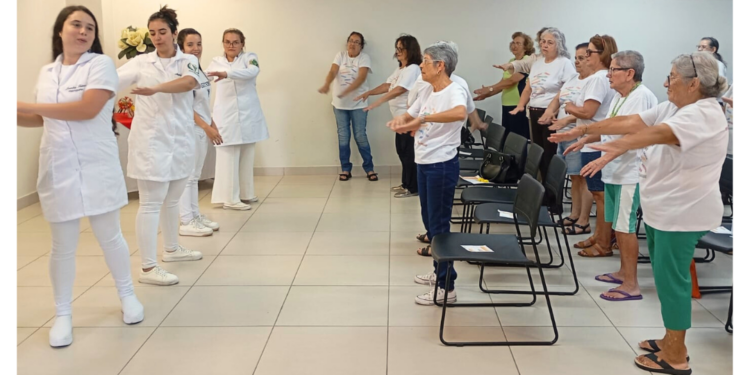 Alunos do UNIFOR-MG promovem ação de saúde para mulheres em Formiga