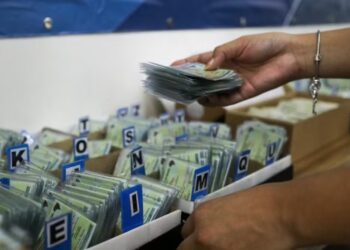 Servidora da Polícia Civil é afastada do cargo por cobrança indevida na emissão de RGs em Lagoa da Prata