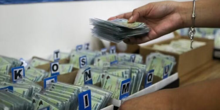 Servidora da Polícia Civil é afastada do cargo por cobrança indevida na emissão de RGs em Lagoa da Prata