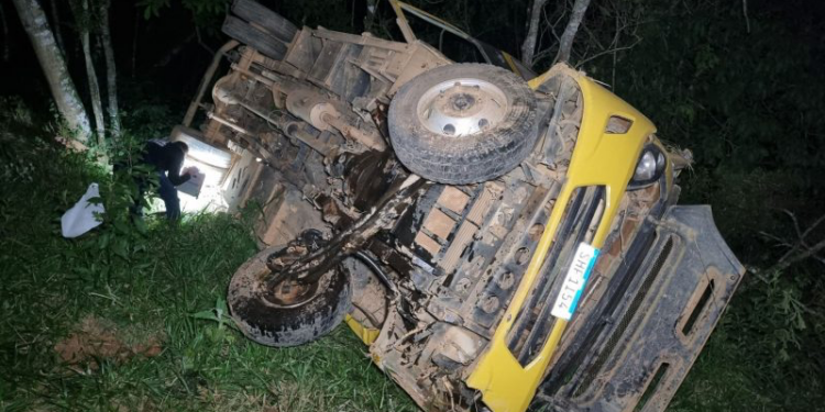 Motorista fica gravemente ferido após ônibus escolar capotar em ribanceira de 80 metros em Capitólio